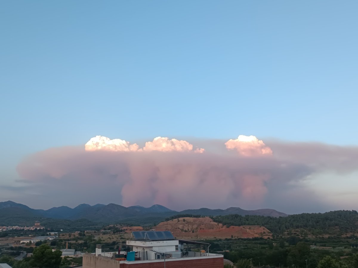 Valencia_WX's tweet photo. #IFLaVallDUixó visto desde Segorbe.

No tenemos nada más que añadir... 😶‍🌫️

Foto por @albertonina86 https://t.co/z5vLL75tco