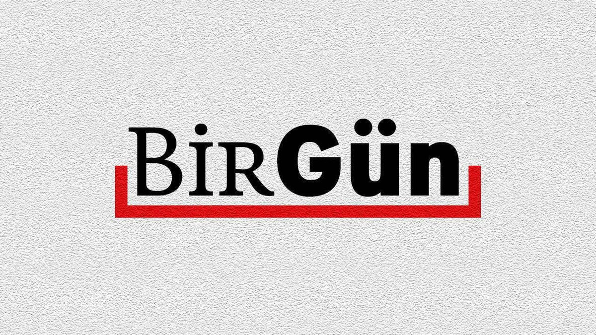BirGun_Gazetesi's tweet photo. Kamuoyuna,

Bugün muhabirimiz Ebru Çelik’in imzasıyla yayımladığımız “Kılıçdaroğlu’nun rozet töreninde skandal: Yüzlerce figüran parayla törene taşındı” başlıklı haberimizin sonuna kadar arkasındayız. Muhabirimizin katılımcı gözlemle yaptığı haber, somut bilgilere dayanmaktadır ve bütünüyle gerçektir.

Haberimizin ardından istinaftan çıkan “mutlak butlan” kararıyla CHP’nin başına getirilen yönetimin gazetemize yönelik kullandığı ifadeler kabul edilemezdir. BirGün, basının yüz akı kurumlarından biridir ve halka hiçbir zaman yalan söylememiştir. Patronsuz bir gazete olarak 22 yıldır bağımsız şekilde ayakta kalabilmesinin yegâne nedeni de yarattığı sarsılmaz güvendir. 

BirGün’ü hedef alan iftiralarla ilgili yargı yoluna başvuracağımızı kamuoyuna duyururuz. Hak etmedikleri koltuklarda oturanlar alın teriyle, emekle ve fedakârlıkla büyütülen değerlere dil uzatamazlar.

Yıllardır olduğu gibi bu pervasız saldırılar karşısında dik durmaya devam edecek ve taşıdığımız sorumluluk gereği Türkiye’nin aydınlık yarınları için gerçekleri yazmaktan vazgeçmeyeceğiz.

Sevgi ve dayanışmayla…

BirGün

Not: Muhabirimiz Ebru Çelik, CHP etkinliğinde figüranlara dağıtılan 950 TL’yi almamıştır. BirGün çalışanları hakkı olmayana göz dikmez.