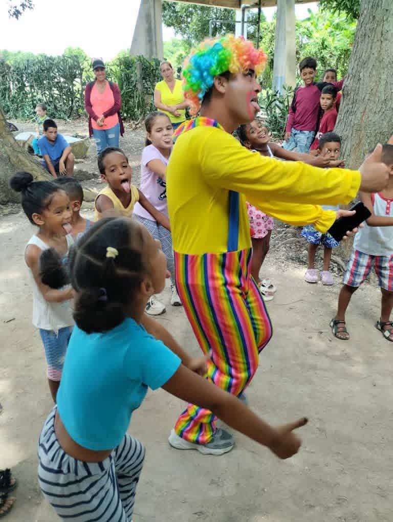 odalysvaldiviae's tweet photo. Continúan las actividades recreativas en las comunidades en este #VeranoConMiGente con la participación de los Instructores de Arte 
#EducacionJatibonico 
#SanctiSpíritusEnMarcha https://t.co/AaFH75vVq5