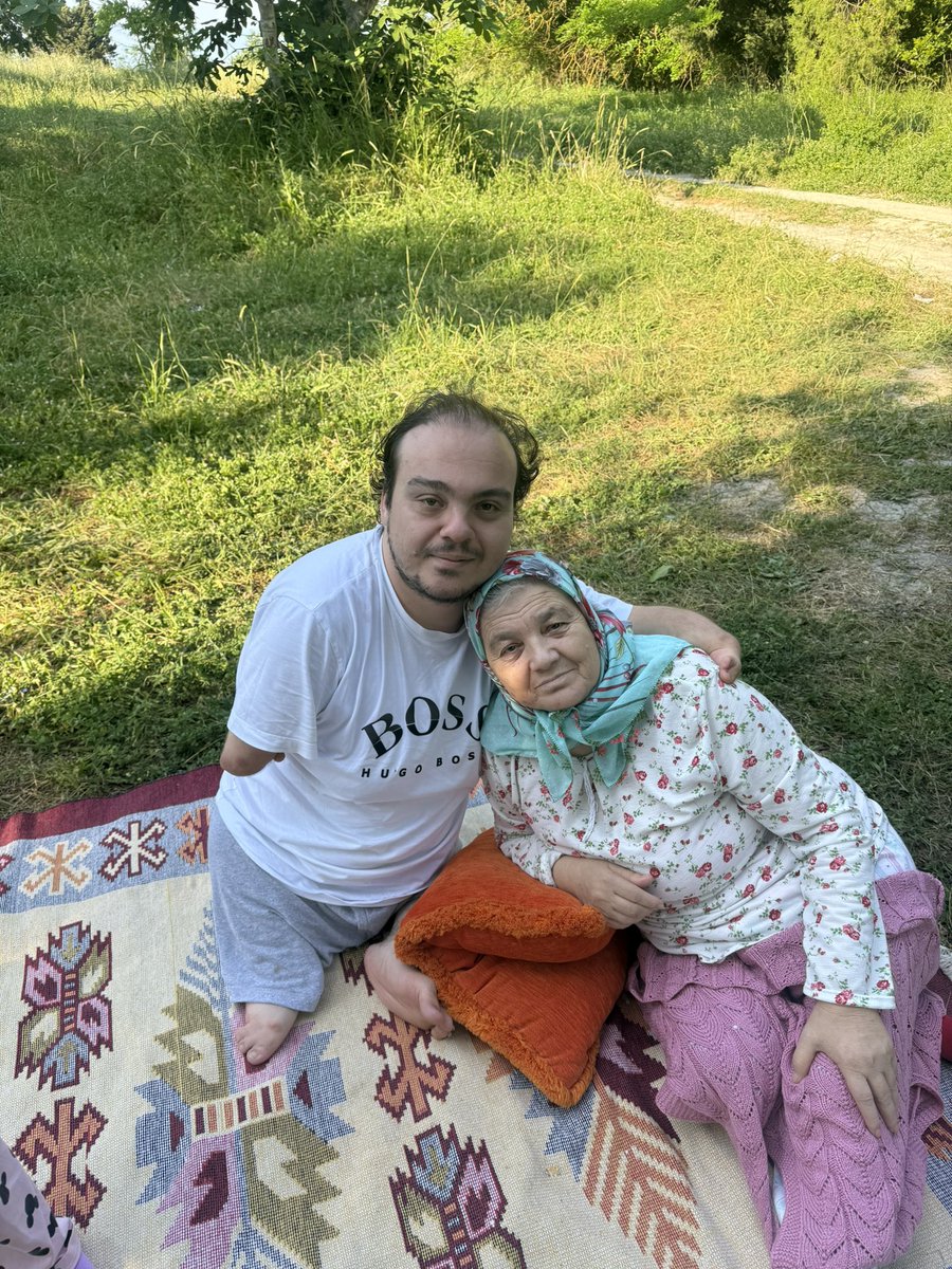 Emrebeytespih's tweet photo. Annemin yollarına çiçekler ser Allah'ım çünkü o çok yoruldu. https://t.co/YfnS0cFExN