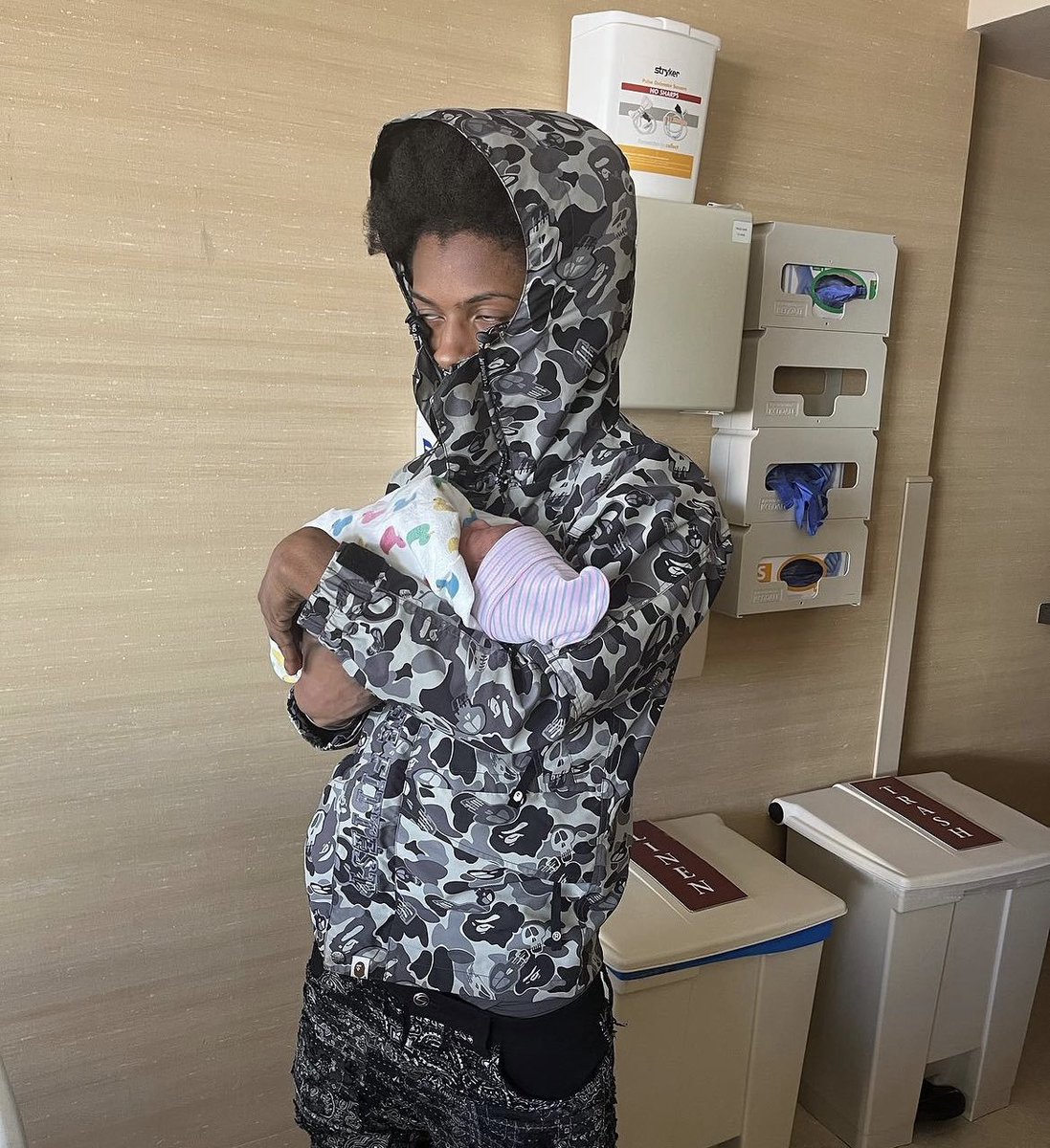 ItzBasin's tweet photo. Certified Trapper holding his newborn child (2023) https://t.co/IA0E1gyFWA