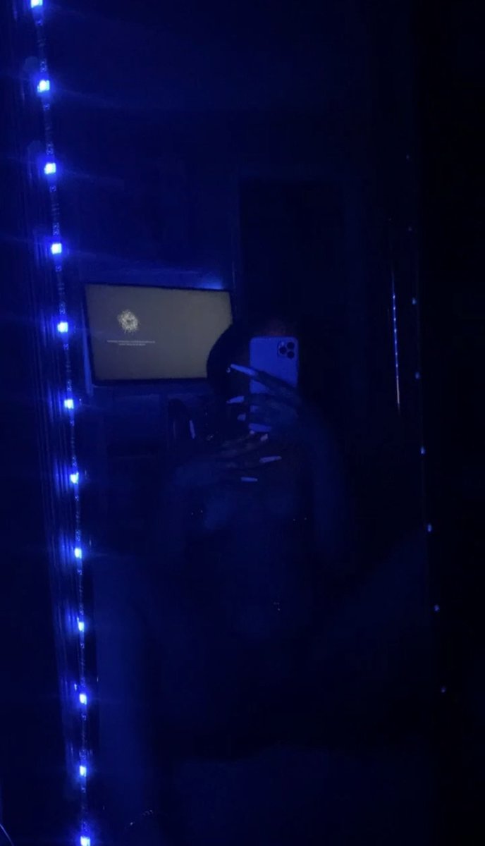 callmevixennn's tweet photo. Blue Light Special? 💙 

#गौ_सुरक्षा_अभियान #freaks #wlw #content https://t.co/yVtG5Z0NQ5