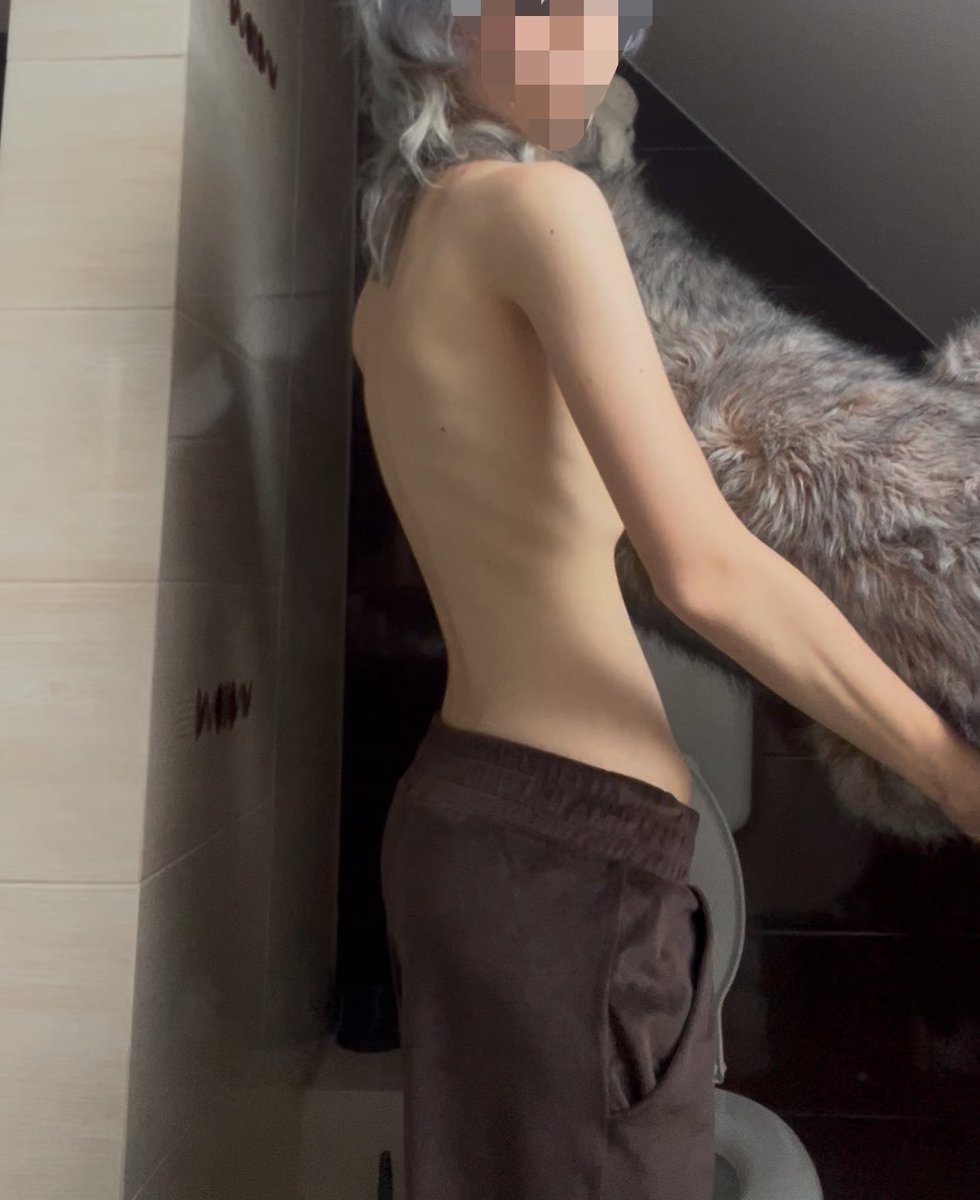 777illnesses's tweet photo. okay bigass wolf plushie bc im like bmi 15.4 i think.. bf is literally the sweetest for getting me this big guy https://t.co/pXsXzYbeOo
