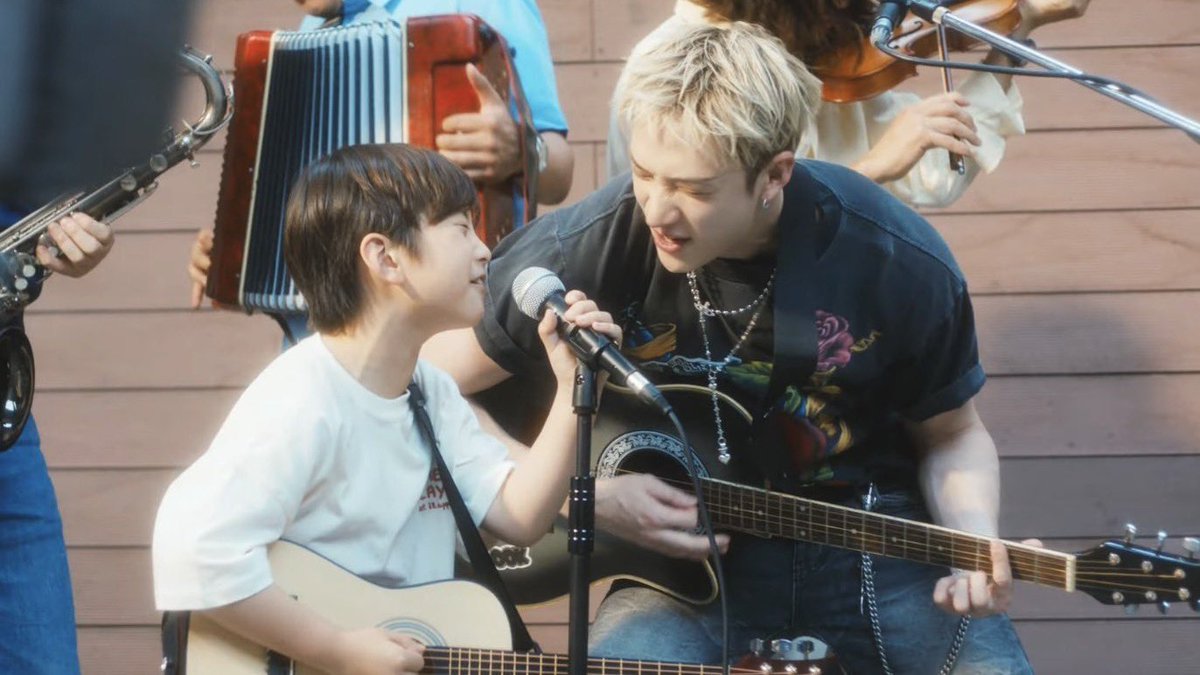 strawariberri's tweet photo. 🐺🐰 / modern au, rockstar!chn

where chn and mnh used to be married and had a son of their own (which chn didn’t know about) but due to circumstances they decided to get a divorce. fast forward to the present where chn is still a successful rockstar and he does performances on https://t.co/9SR66fD0DZ