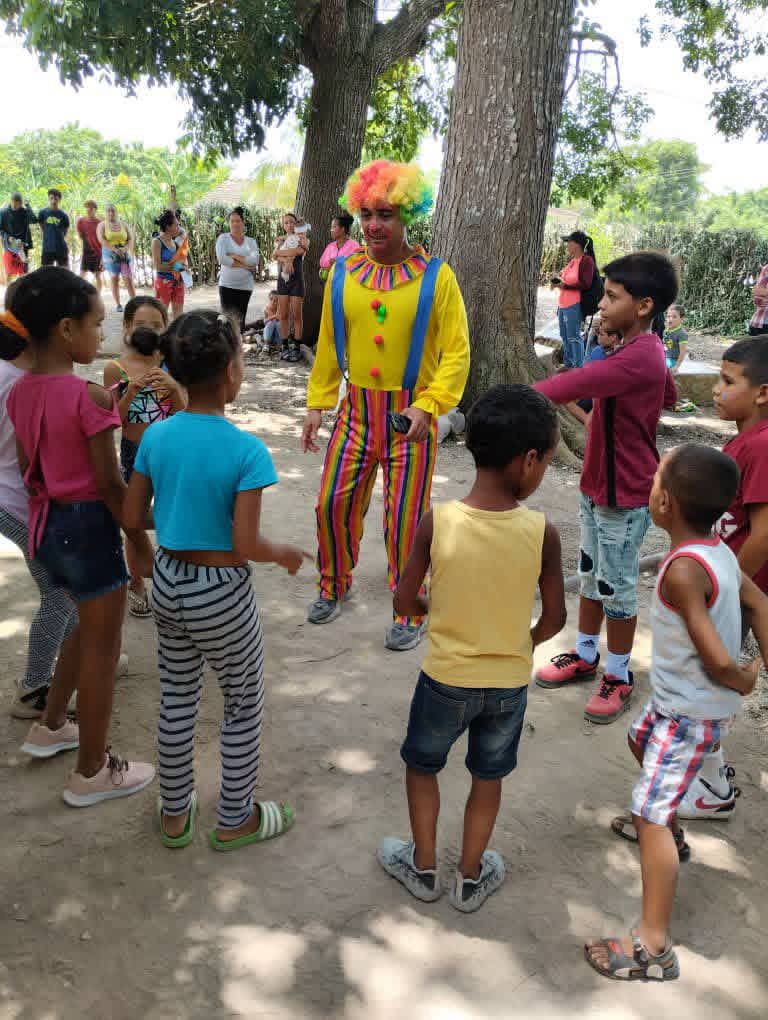 SiCienfuegos's tweet photo. Continúan las actividades recreativas en las comunidades en este #VeranoConMiGente con la participación de los Instructores de Arte 
#EducacionJatibonico 
#SanctiSpíritusEnMarcha https://t.co/mBm3Qj8jxM