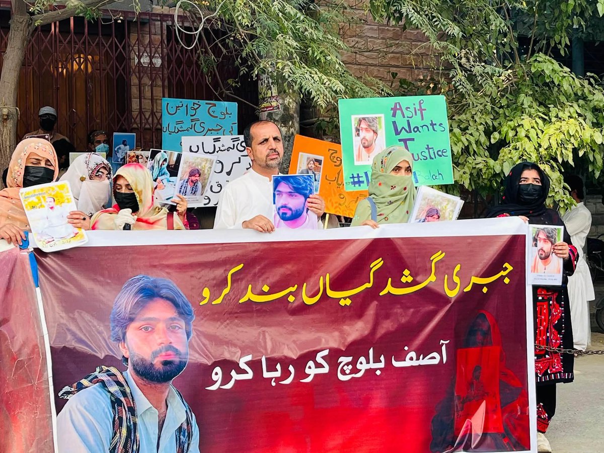 Sara_Baloch88's tweet photo. آج میرے بھائی آصف بلوچ کی جبری گمشدگی کیخلاف کوئٹہ پریس کلب کےسامنے پرامن احتجاجی مظاہرےکاانعقادکیاگیا۔
ہم اس ملک سےقانون کی نفاذچاہتےہیں میرےبھائی کوباحفاظت بازیاب کیاجائےاگرمیرےبھائی نےکوئی جرم کیاہےتومیرےبھائی کومنظرعام پرلائےاورقانونی طریقےسےکاروائی کیاجائے
#ReleaseAsifBaloch https://t.co/oSSZaSwbbL