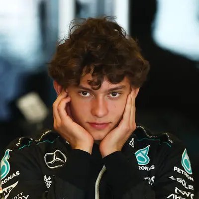 JharedLN130's tweet photo. 🚨 Antonelli PENALIZADO 

Sigo sin entender el criterio de la FIA 
¿Qué es suficiente y qué no?Colapinto y Kimi sancionados
Hamilton y Russell no

El italiano Es sancionado con 3 posiciones de parrilla + 1 punto en la superlicencia

❗Los comisarios reconocen que levantó el pie… pero dicen que la reducción fue "insuficiente y no sostenida"

❕Piastri salió beneficiado con la sanción a ambos 

No iba a hacer una vuelta lo suficientemente buena para el 3º puesto