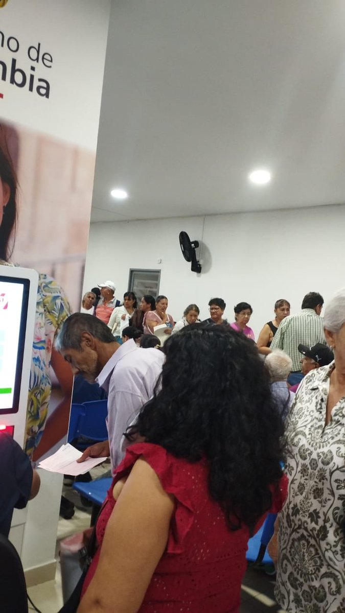 CMZamor's tweet photo. Estoy muy indignada y contrariada. Seis horas haciendo fila en la farmacia de La Rebaja Ibagué para que me dijeran que "TODOS" mis medicamentos estaban agotados. Cómo paciente crónica es inhumano lo que hacen con los usuarios. @petrogustavo @GA_Jaramillo https://t.co/5w04JMnQ2s