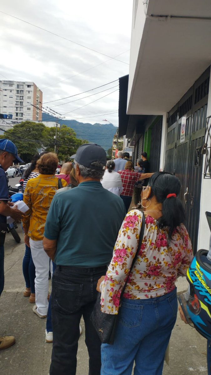 CMZamor's tweet photo. Estoy muy indignada y contrariada. Seis horas haciendo fila en la farmacia de La Rebaja Ibagué para que me dijeran que "TODOS" mis medicamentos estaban agotados. Cómo paciente crónica es inhumano lo que hacen con los usuarios. @petrogustavo @GA_Jaramillo https://t.co/5w04JMnQ2s