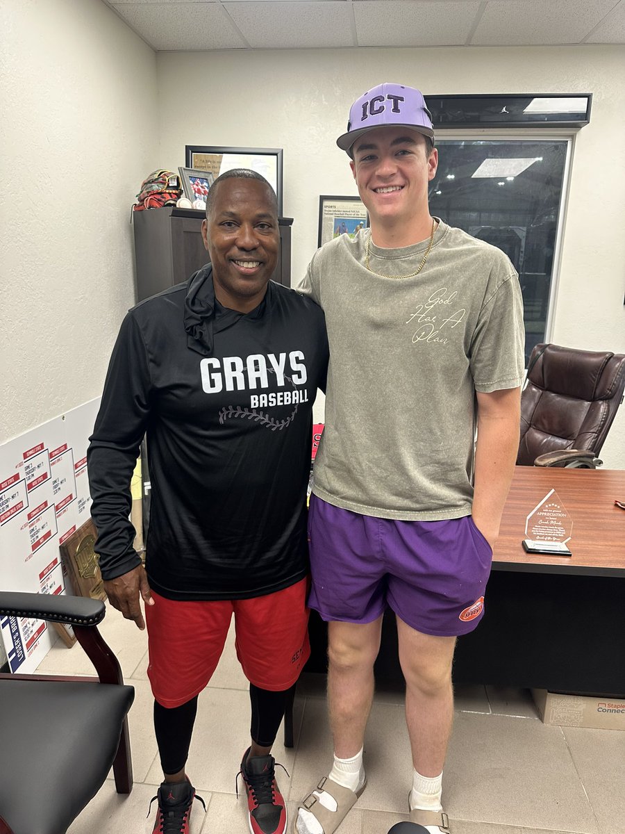 Aiden_Edwards15's tweet photo. Blessed to have received my first offer to continue my baseball career on a collegiate level. #AGTG https://t.co/Iq8hvtxFB4