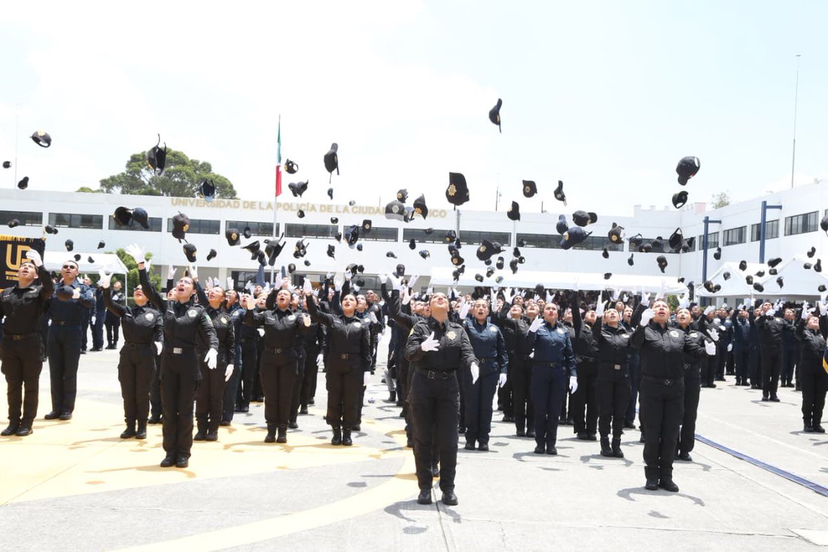 PabloVazC's tweet photo. #Graduación | Con la Jefa de Gobierno @ClaraBrugadaM, desde la #UNIPOL, semillero de hombres y mujeres constructores de paz, dimos la bienvenida a 194 mujeres y 232 hombres que concluyeron su programa de formación inicial y tras meses de preparación, disciplina y sacrificio, asumen en este acto el compromiso de servir con vocación y lealtad a la sociedad.

La #PolicíaDeLaCiudadDeMéxico se hace más fuerte con la suma de estos hombres y mujeres que hoy, hacen suya la misión de proteger la integridad y la vida de todas las personas, y que han transformado su amor por la patria y por la ciudad, en propósito de servicio y acción positiva de cambio para la comunidad.

¡Felicidades a ustedes y a sus familias! Y gracias a todas y todos mis compañeros de @SSC_CDMX porque con mucho éxito concluimos uno de los retos más grandes para nuestra Ciudad, la Copa #Mundial de Futbol. Detrás de cada operativo y cada decisión estratégica, se puso en alto el nombre de nuestra institución que hoy se distingue dentro y fuera de nuestras fronteras por su eficacia y profesionalismo.