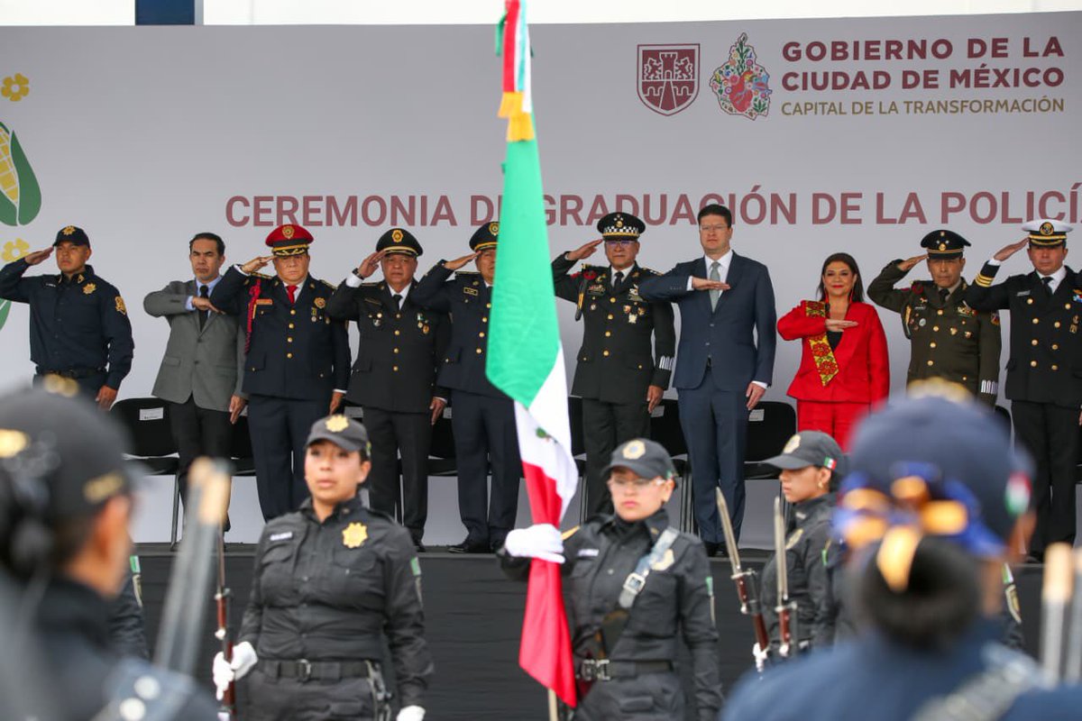 PabloVazC's tweet photo. #Graduación | Con la Jefa de Gobierno @ClaraBrugadaM, desde la #UNIPOL, semillero de hombres y mujeres constructores de paz, dimos la bienvenida a 194 mujeres y 232 hombres que concluyeron su programa de formación inicial y tras meses de preparación, disciplina y sacrificio, asumen en este acto el compromiso de servir con vocación y lealtad a la sociedad.

La #PolicíaDeLaCiudadDeMéxico se hace más fuerte con la suma de estos hombres y mujeres que hoy, hacen suya la misión de proteger la integridad y la vida de todas las personas, y que han transformado su amor por la patria y por la ciudad, en propósito de servicio y acción positiva de cambio para la comunidad.

¡Felicidades a ustedes y a sus familias! Y gracias a todas y todos mis compañeros de @SSC_CDMX porque con mucho éxito concluimos uno de los retos más grandes para nuestra Ciudad, la Copa #Mundial de Futbol. Detrás de cada operativo y cada decisión estratégica, se puso en alto el nombre de nuestra institución que hoy se distingue dentro y fuera de nuestras fronteras por su eficacia y profesionalismo.