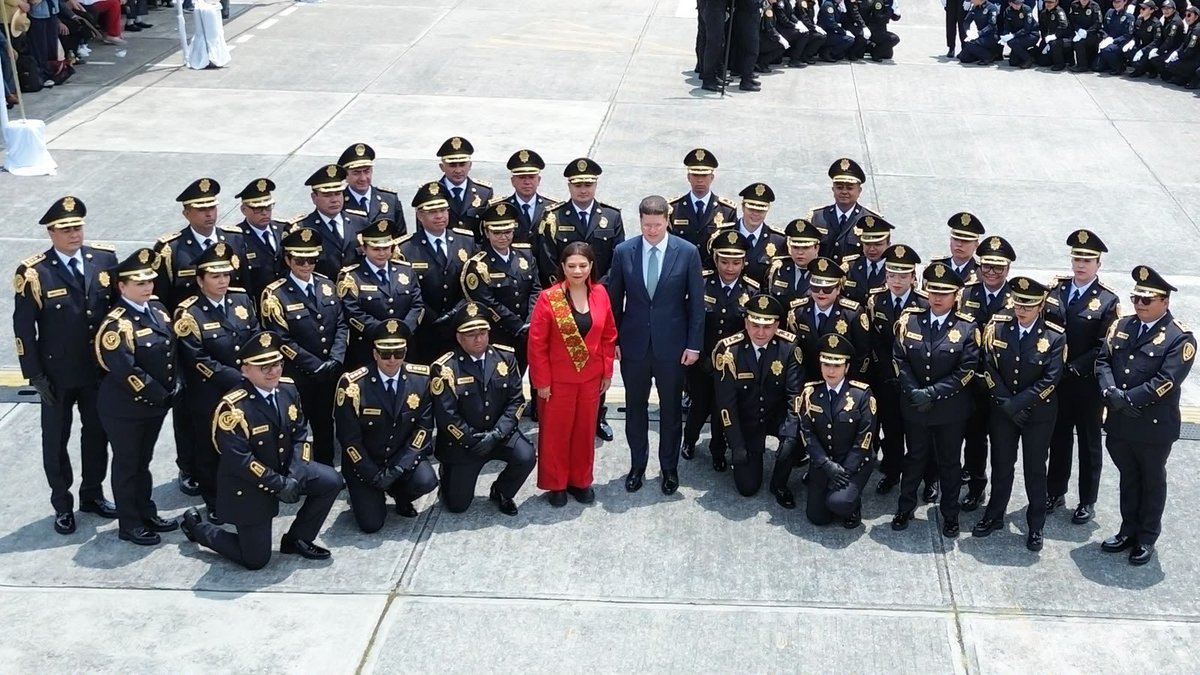 PabloVazC's tweet photo. #Graduación | Con la Jefa de Gobierno @ClaraBrugadaM, desde la #UNIPOL, semillero de hombres y mujeres constructores de paz, dimos la bienvenida a 194 mujeres y 232 hombres que concluyeron su programa de formación inicial y tras meses de preparación, disciplina y sacrificio, asumen en este acto el compromiso de servir con vocación y lealtad a la sociedad.

La #PolicíaDeLaCiudadDeMéxico se hace más fuerte con la suma de estos hombres y mujeres que hoy, hacen suya la misión de proteger la integridad y la vida de todas las personas, y que han transformado su amor por la patria y por la ciudad, en propósito de servicio y acción positiva de cambio para la comunidad.

¡Felicidades a ustedes y a sus familias! Y gracias a todas y todos mis compañeros de @SSC_CDMX porque con mucho éxito concluimos uno de los retos más grandes para nuestra Ciudad, la Copa #Mundial de Futbol. Detrás de cada operativo y cada decisión estratégica, se puso en alto el nombre de nuestra institución que hoy se distingue dentro y fuera de nuestras fronteras por su eficacia y profesionalismo.
