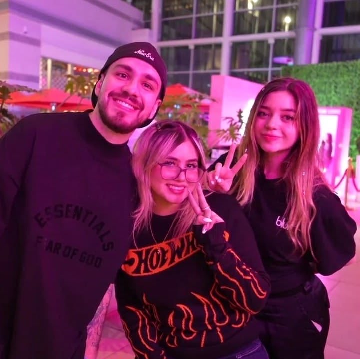 marvelgirlsg's tweet photo. Los amo se merecen el mundo entero y que nadie los joda https://t.co/yVbxpRMBev