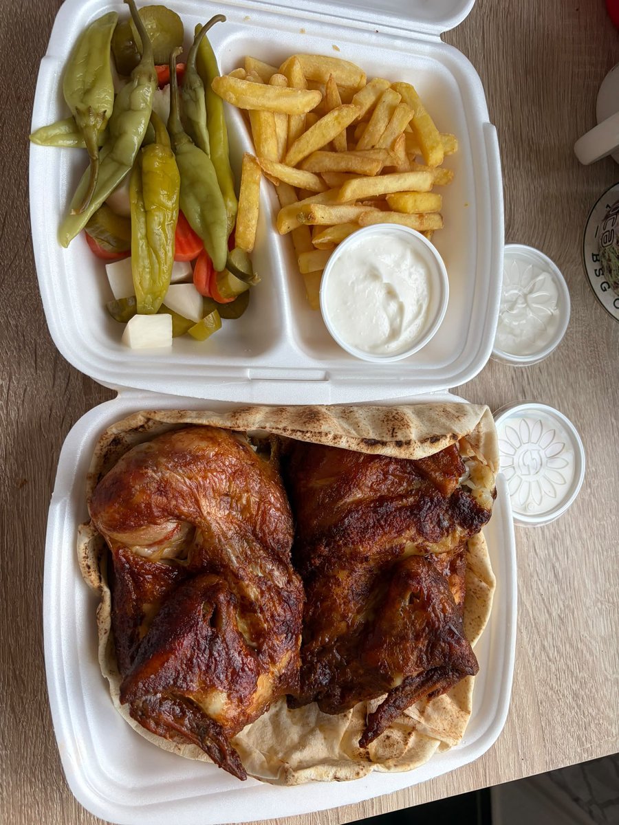 Tschekist1949's tweet photo. Schönes ganzes Federvieh mit Pommes und ausgedachtem Gemüse und geilem Knoblauchdip 10€ Feinschmecker in der Neustadt. Es mag ein geisteskranker Stadtteil sein, aber er hat auch seine Vorteile. https://t.co/2EijqPd2Hy