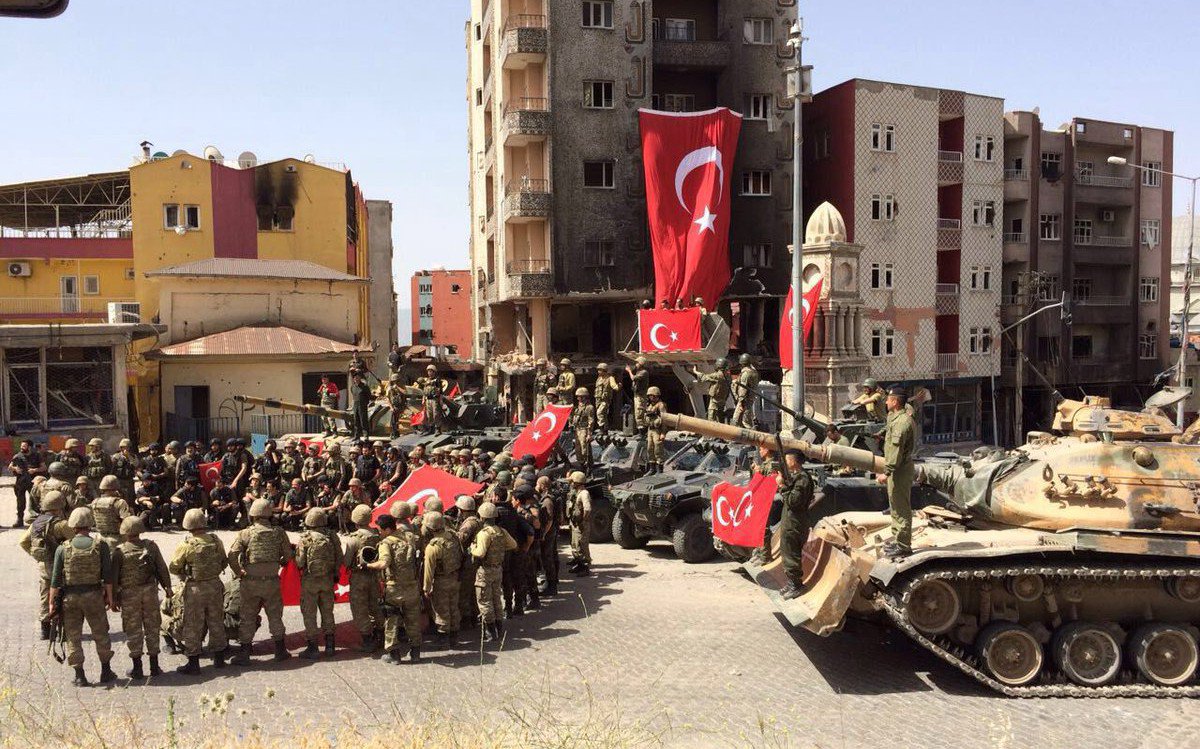 Aesthetic1War's tweet photo. Haşere istilasına uğrayan şehirlerimizin temizlenmesi.

Şırnak Merkez, 2016. https://t.co/lycqfuWUjP