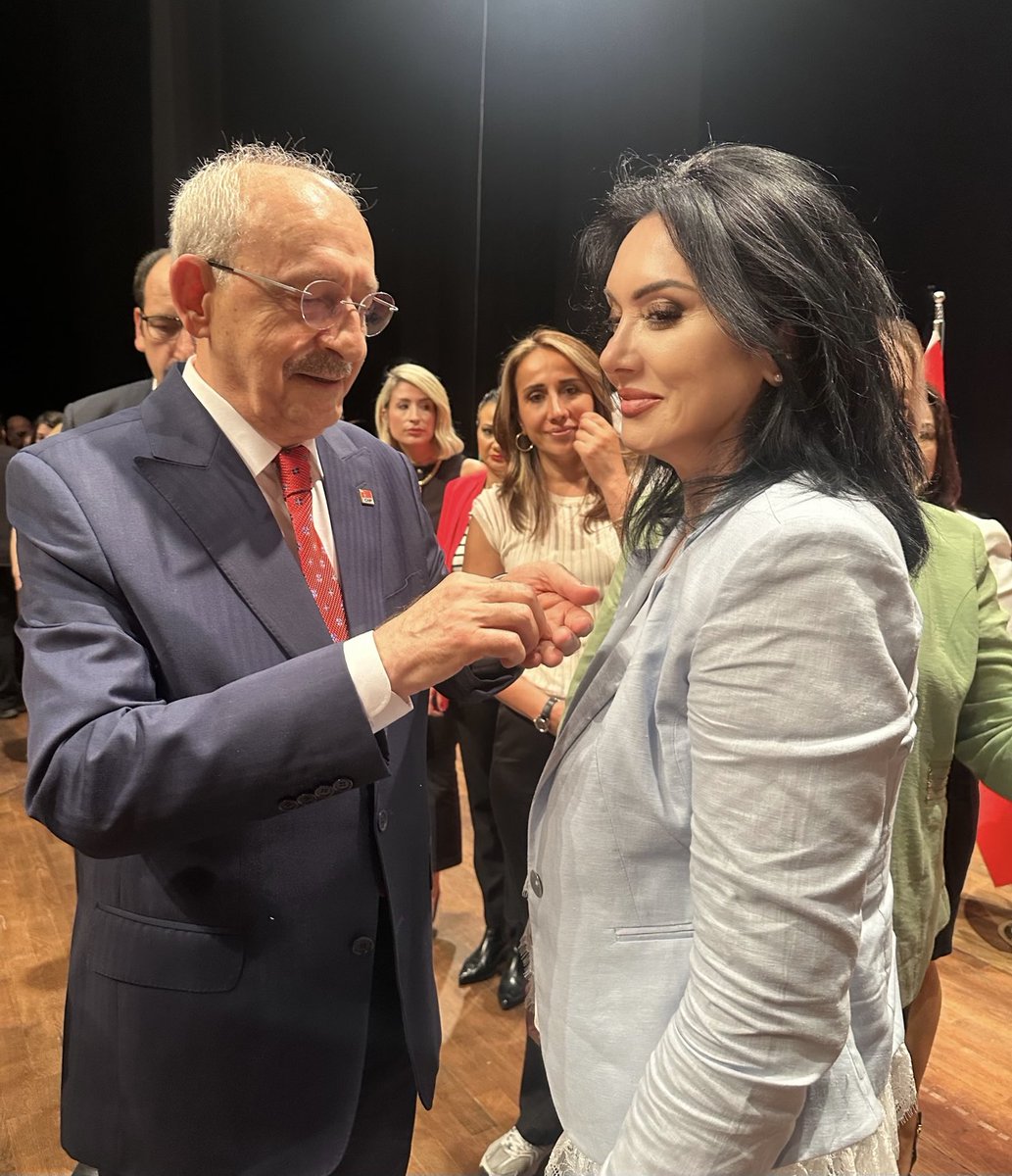 nojnest's tweet photo. Bu kişi, bugün Kılıçdaroğlu'nun rozet taktığı kişilerden biriymiş. Şey diyebiliyor muyuz, "Partisiz yaşayamaz, ölürler" https://t.co/RBMVc3IXsq