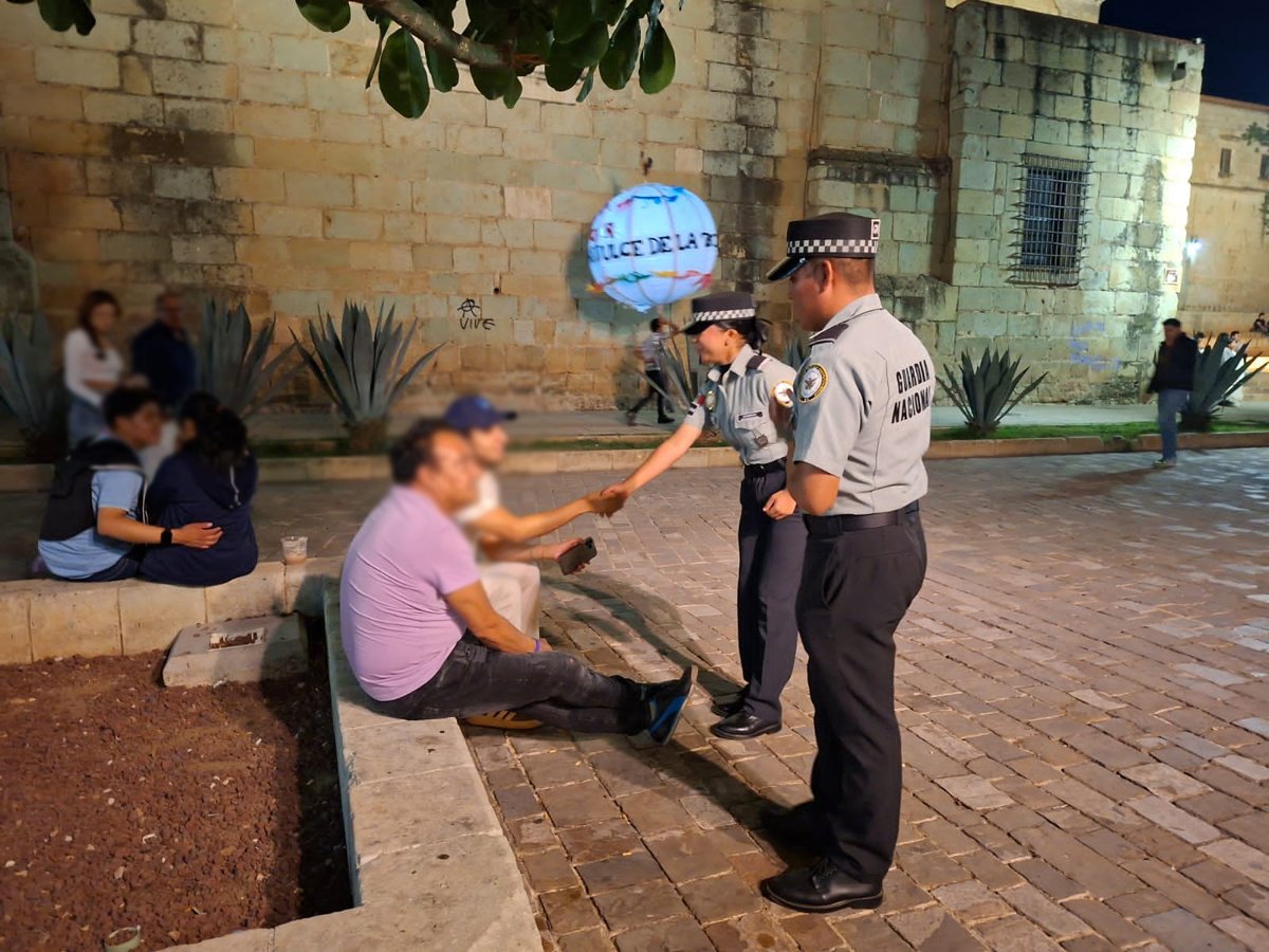 GN_MEXICO_'s tweet photo. En el marco de las festividades de la “Guelaguetza” en #Oaxaca, integrantes de la #GuardiaNacional realizan recorridos preventivos y de proximidad social en calles y plazas de la capital del estado, con el objeto de proporcionar seguridad y orientación a turistas nacionales y extranjeros.  #LaGuardiaNacionalEstáContigo.