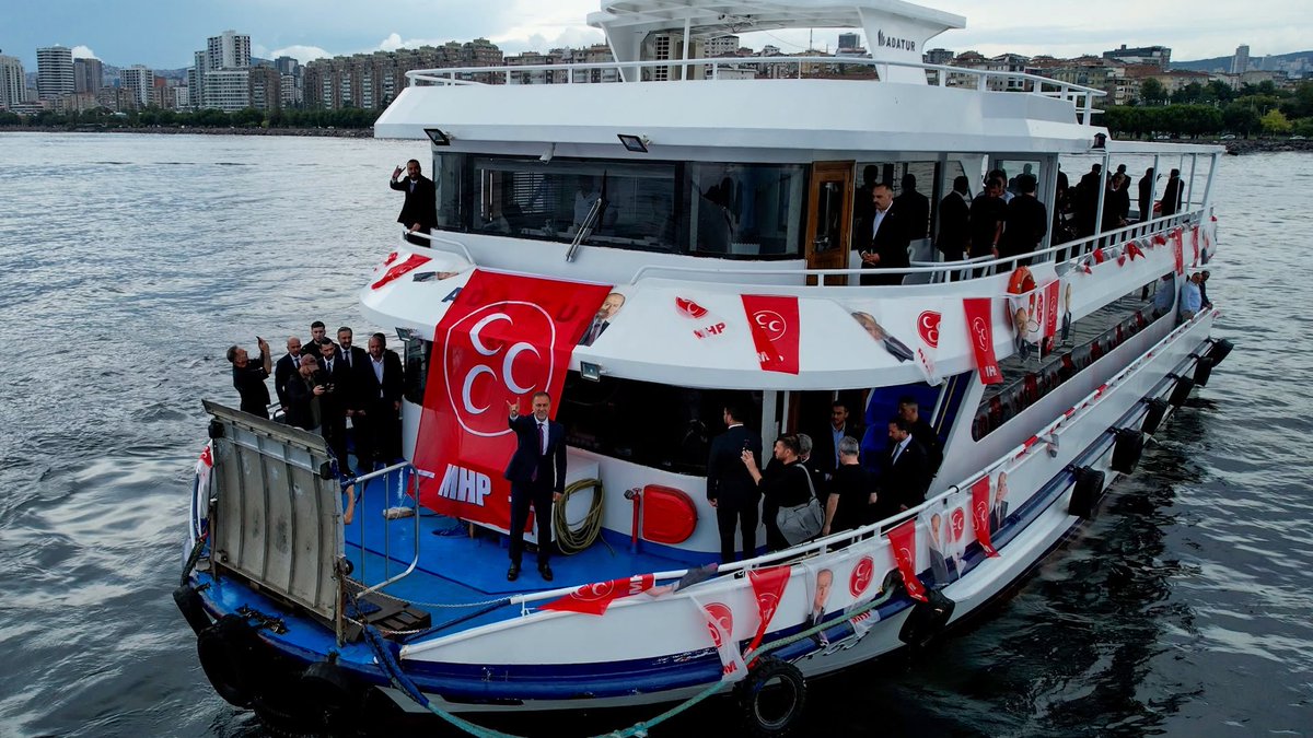 _MHPistanbul_'s tweet photo. 25 Temmuz 2026 tarihli Adalar İlçe Kongremiz İl Başkanımız Sn. @BBvolkanyilmaz'ın teşrifleriyle gerçekleştirilmiştir.

Divan Başkanlığını üstlenen MHP MYK Üyemiz Sn. Hayati Arkaz ve Divan üyeleri MHP İstanbul İl Başkan Yardımcılarımız Sn. Av. Filiz Değer, Sn. Süleyman Çelebi ve MHP İstanbul İl Yönetim Kurulu Üyemiz Sn. Börteçine Karabay'a değerli katkılarından dolayı teşekkür ederiz. 

Kongre salonumuzu varlıklarıyla şereflendiren tüm dava arkadaşlarımıza  şükranlarımızı sunarız. 

Adalar İlçe kongremiz hayırlı, uğurlu olsun.