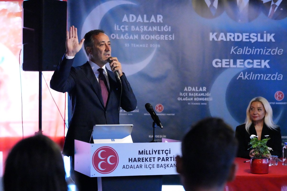 _MHPistanbul_'s tweet photo. 25 Temmuz 2026 tarihli Adalar İlçe Kongremiz İl Başkanımız Sn. @BBvolkanyilmaz'ın teşrifleriyle gerçekleştirilmiştir.

Divan Başkanlığını üstlenen MHP MYK Üyemiz Sn. Hayati Arkaz ve Divan üyeleri MHP İstanbul İl Başkan Yardımcılarımız Sn. Av. Filiz Değer, Sn. Süleyman Çelebi ve MHP İstanbul İl Yönetim Kurulu Üyemiz Sn. Börteçine Karabay'a değerli katkılarından dolayı teşekkür ederiz. 

Kongre salonumuzu varlıklarıyla şereflendiren tüm dava arkadaşlarımıza  şükranlarımızı sunarız. 

Adalar İlçe kongremiz hayırlı, uğurlu olsun.