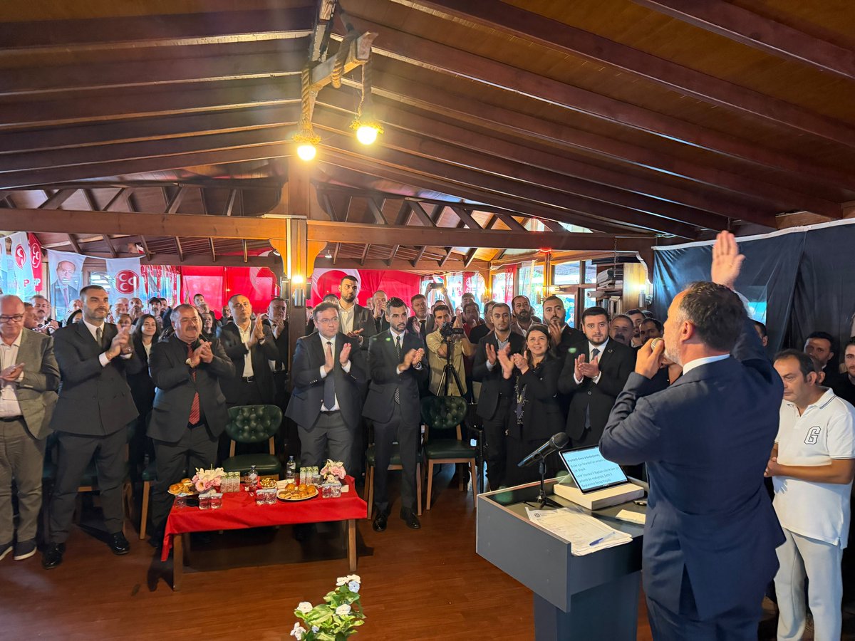 _MHPistanbul_'s tweet photo. 25 Temmuz 2026 tarihli Adalar İlçe Kongremiz İl Başkanımız Sn. @BBvolkanyilmaz'ın teşrifleriyle gerçekleştirilmiştir.

Divan Başkanlığını üstlenen MHP MYK Üyemiz Sn. Hayati Arkaz ve Divan üyeleri MHP İstanbul İl Başkan Yardımcılarımız Sn. Av. Filiz Değer, Sn. Süleyman Çelebi ve MHP İstanbul İl Yönetim Kurulu Üyemiz Sn. Börteçine Karabay'a değerli katkılarından dolayı teşekkür ederiz. 

Kongre salonumuzu varlıklarıyla şereflendiren tüm dava arkadaşlarımıza  şükranlarımızı sunarız. 

Adalar İlçe kongremiz hayırlı, uğurlu olsun.