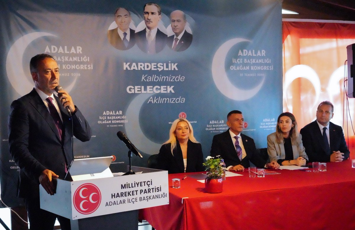 _MHPistanbul_'s tweet photo. 25 Temmuz 2026 tarihli Adalar İlçe Kongremiz İl Başkanımız Sn. @BBvolkanyilmaz'ın teşrifleriyle gerçekleştirilmiştir.

Divan Başkanlığını üstlenen MHP MYK Üyemiz Sn. Hayati Arkaz ve Divan üyeleri MHP İstanbul İl Başkan Yardımcılarımız Sn. Av. Filiz Değer, Sn. Süleyman Çelebi ve MHP İstanbul İl Yönetim Kurulu Üyemiz Sn. Börteçine Karabay'a değerli katkılarından dolayı teşekkür ederiz. 

Kongre salonumuzu varlıklarıyla şereflendiren tüm dava arkadaşlarımıza  şükranlarımızı sunarız. 

Adalar İlçe kongremiz hayırlı, uğurlu olsun.