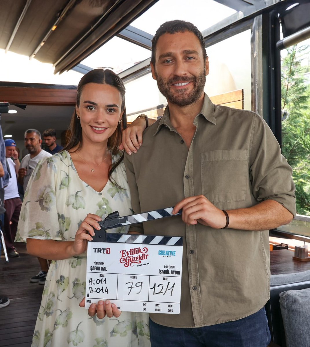onedio's tweet photo. Başrollerini Hande Soral ve Seçkin Özdemir'in paylaştığı "Evlilik Güzeldir" dizisinden ilk set fotoğrafları.

📌 Dizi, İstanbul'un mahalle kültürünü merkeze alarak nikâh memuru Mesut Bahtiyar'ın (Fikret Kuşkan) ailesi etrafında şekillenen olayları anlatacak. https://t.co/3oeXTzPTHu