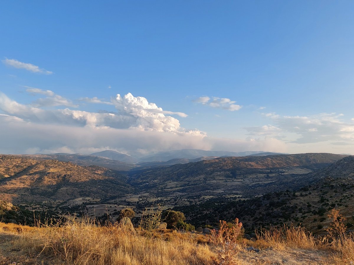 SinhacheAsh's tweet photo. ⏱️ 21:10 desde el mirador de la CL505
Pirocúmulos del #IFBurgohondo 
Brutal la extensión y altura https://t.co/eNNcQIKNOy