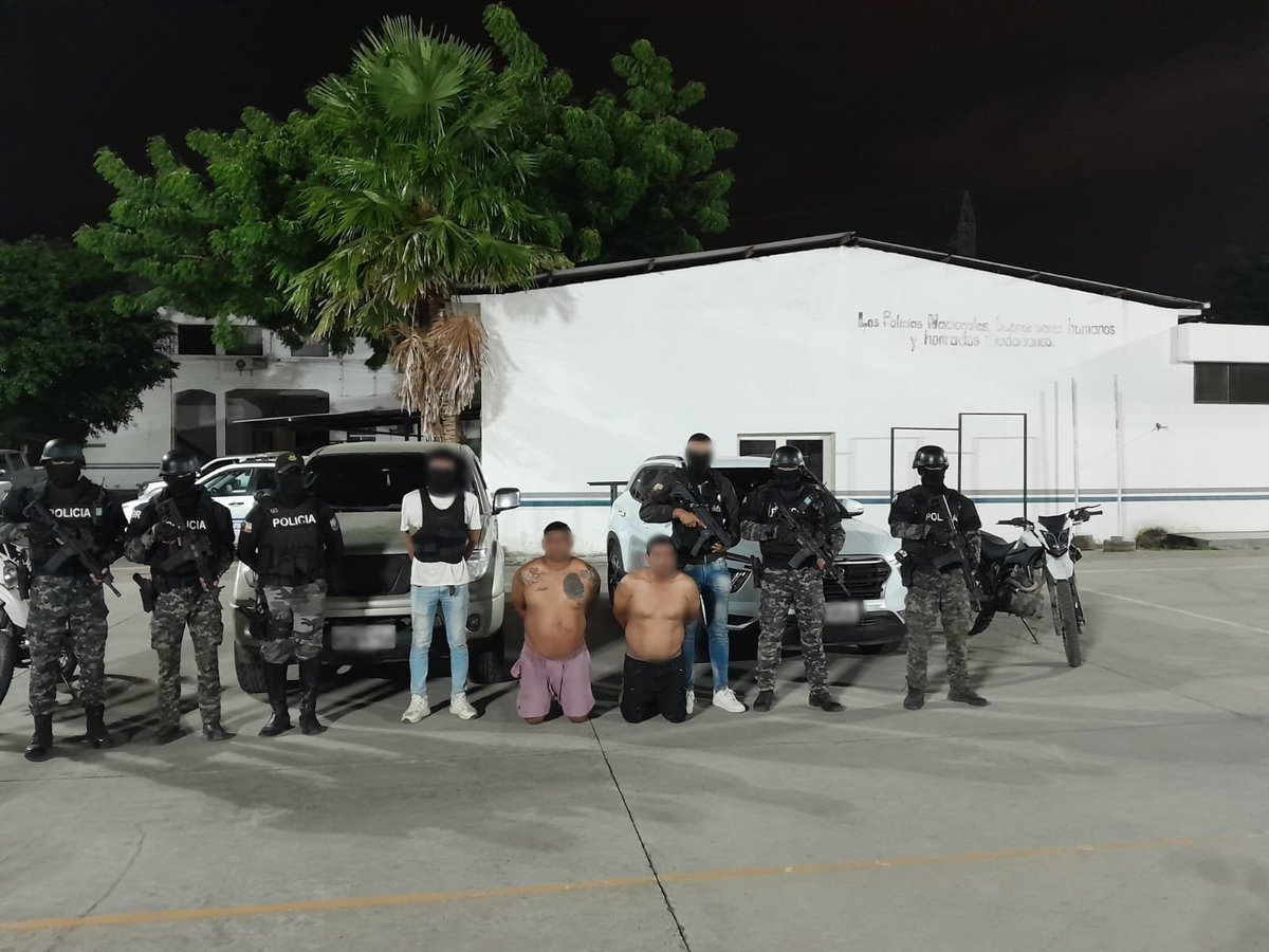 mmendozabelen's tweet photo. #Manabí  🚫| Exigían USD 90.000 a través de WhatsApp para liberarlo. En una zona de abundante vegetación, en una especie de hueco fue localizado un hombre de 22 años, a quien lo tenían atado con cintas manos y pies, y cubierta la cabeza con un plástico. La víctima había sido secuestrada durante la mañana del 24 de julio de 2026 mientras abría su local de motocicletas en el sector Costa Azul de #Manta. Luengo, en horas de la tarde del mismo día, la Unidad Nacional de Investigación Antisecuestros y Extorsión (Unase) logró rescatarlo en el sector El Molino, #Montecristi. Hay dos detenidos, quienes registran procesos judiciales por secuestro extorsivo, estafa, tenencia de armas y robo. Entre los indicios hay dos motocicletas retenidas, dos vehículos retenidos y tres dispositivos móviles. (Vídeo del rescate 👇)