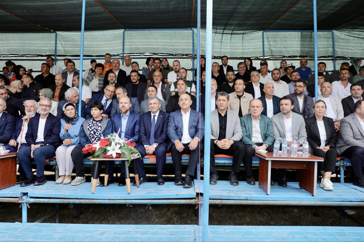 alicetin_07's tweet photo. 📍İbradı

İbradı ilçemizin ev sahipliğinde gerçekleşen Geleneksel Atlı Spor Dalları Federasyonu Kökbörü Ligi 2026 yarı final müsabakalarına; Dünya Etnospor Konfederasyonu Başkanı Sayın Bilal Erdoğan, Kültür ve Turizm Bakan Yardımcımız Gökhan Yazgı, Bakanımız Mevlüt Çavuşoğlu, Milletvekillerimiz, ilçe başkanlarımız ve teşkilatımızla birlikte katıldık. 

Bu önemli organizasyona ev sahipliği yapan İbradı Belediye Başkanımız Hatice Sekmen’i tebrik ediyor, geleneksel ata sporlarımızın yaşatılması noktasında emeği geçenlere teşekkür ediyor ve sporcularımıza başarılar diliyoruz.
