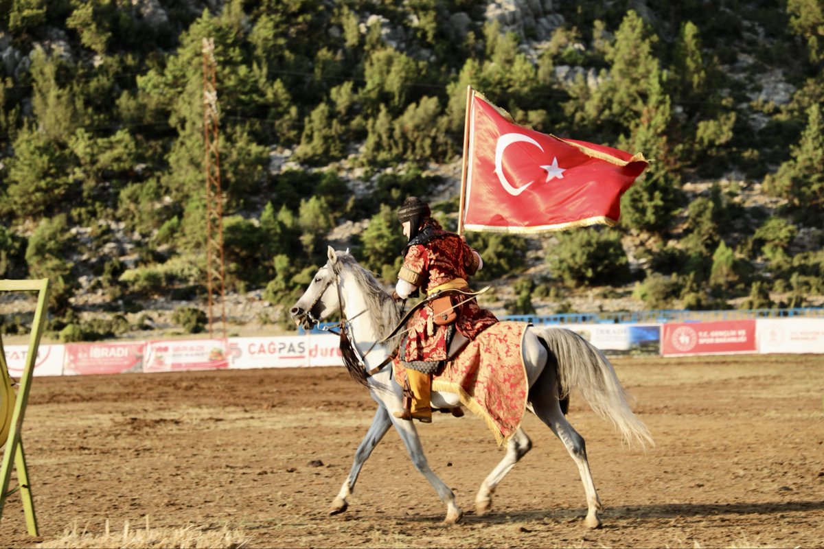 alicetin_07's tweet photo. 📍İbradı

İbradı ilçemizin ev sahipliğinde gerçekleşen Geleneksel Atlı Spor Dalları Federasyonu Kökbörü Ligi 2026 yarı final müsabakalarına; Dünya Etnospor Konfederasyonu Başkanı Sayın Bilal Erdoğan, Kültür ve Turizm Bakan Yardımcımız Gökhan Yazgı, Bakanımız Mevlüt Çavuşoğlu, Milletvekillerimiz, ilçe başkanlarımız ve teşkilatımızla birlikte katıldık. 

Bu önemli organizasyona ev sahipliği yapan İbradı Belediye Başkanımız Hatice Sekmen’i tebrik ediyor, geleneksel ata sporlarımızın yaşatılması noktasında emeği geçenlere teşekkür ediyor ve sporcularımıza başarılar diliyoruz.