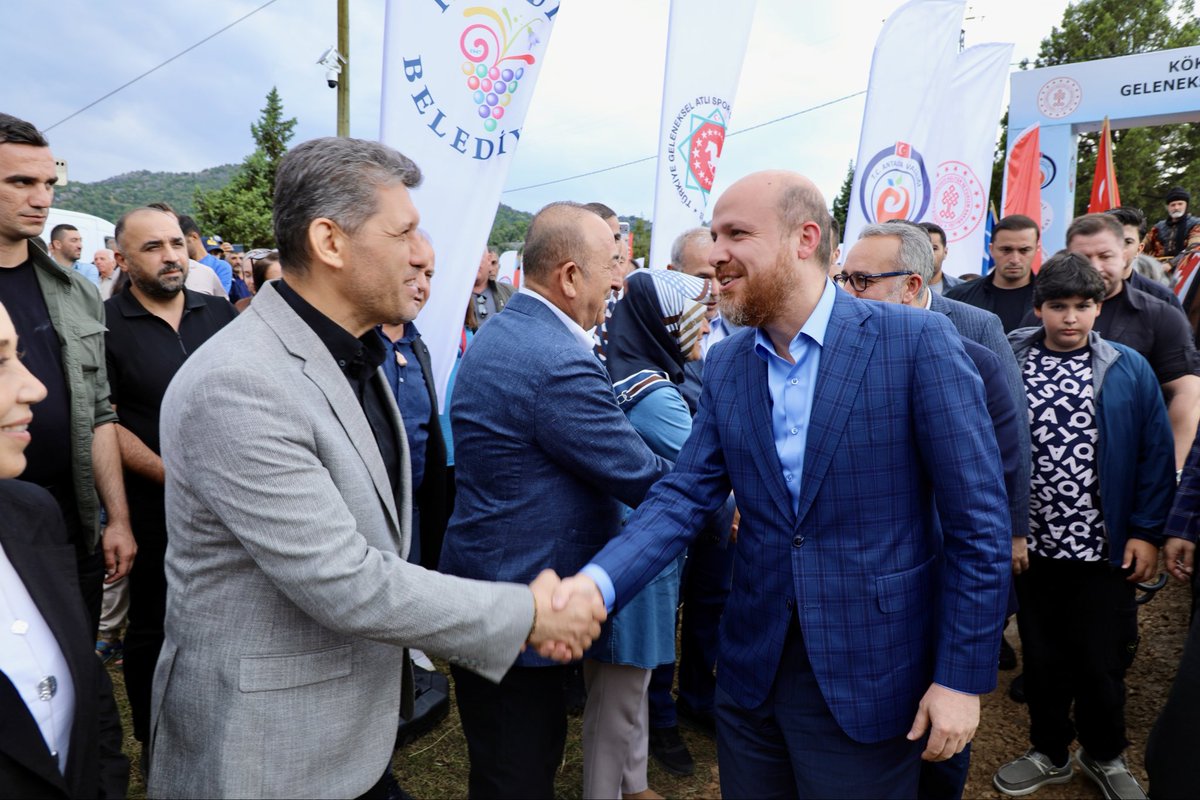 alicetin_07's tweet photo. 📍İbradı

İbradı ilçemizin ev sahipliğinde gerçekleşen Geleneksel Atlı Spor Dalları Federasyonu Kökbörü Ligi 2026 yarı final müsabakalarına; Dünya Etnospor Konfederasyonu Başkanı Sayın Bilal Erdoğan, Kültür ve Turizm Bakan Yardımcımız Gökhan Yazgı, Bakanımız Mevlüt Çavuşoğlu, Milletvekillerimiz, ilçe başkanlarımız ve teşkilatımızla birlikte katıldık. 

Bu önemli organizasyona ev sahipliği yapan İbradı Belediye Başkanımız Hatice Sekmen’i tebrik ediyor, geleneksel ata sporlarımızın yaşatılması noktasında emeği geçenlere teşekkür ediyor ve sporcularımıza başarılar diliyoruz.