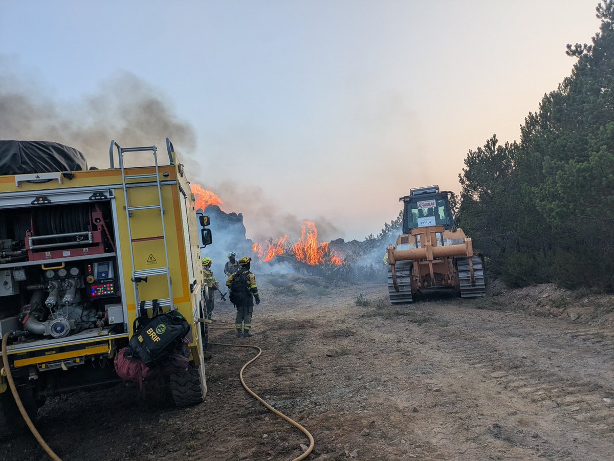 briftabuyo's tweet photo. 21:19🎥#IFMuriasDePonjos #LeónESP 

La brigada TP se retira del incendio a base.

La brigada TED estamos realizando quema ajustada a línea de control realizada por @EMIF_IIFF junto a medios de CyL y de @Xunta.

Somos #BRIF de @mitecogob https://t.co/VLBeS0qgKn