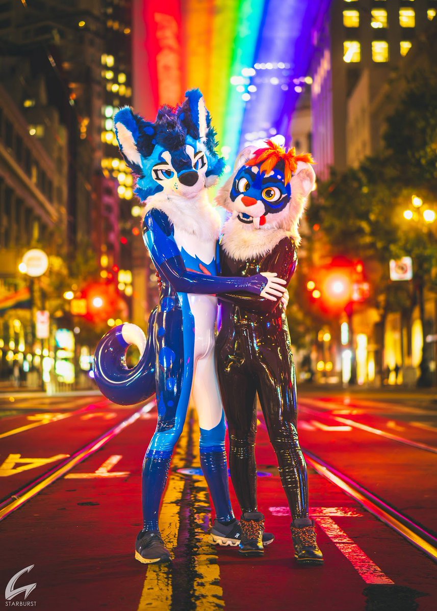 skeelshusky's tweet photo. I promptly kidnapped @Takio_Saber never to let him out of his shiny skin again. He is just a gooey brained latex cat after all 

#ShinySaturday
#SqueakySaturday
📸 @Starburst_Shark https://t.co/OKLqGEfCj3
