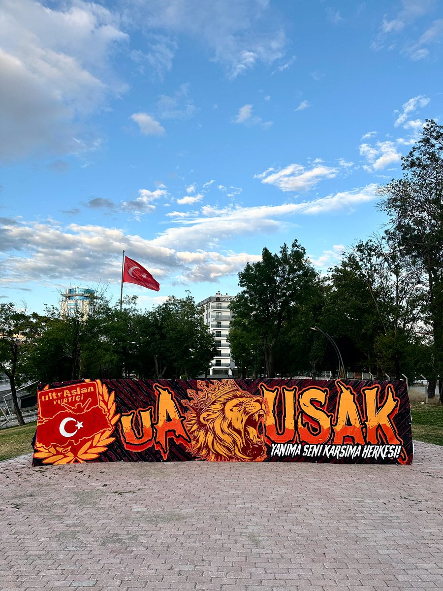 ultrAslanusAk's tweet photo. YANIMA SENİ KARŞIMA HERKESİ !

Canımız ciğerimiz herşeyimiz olan oluşumumuzun yeni set pankartında emeği geçen tüm kardeşlerimize sonsuz teşekkürlerimizi sunarız…
Galatasaray’ın sonsuz savunucuları olarak herzaman BURADAYIZ !
#uAYurtiçi https://t.co/F487eJECPh
