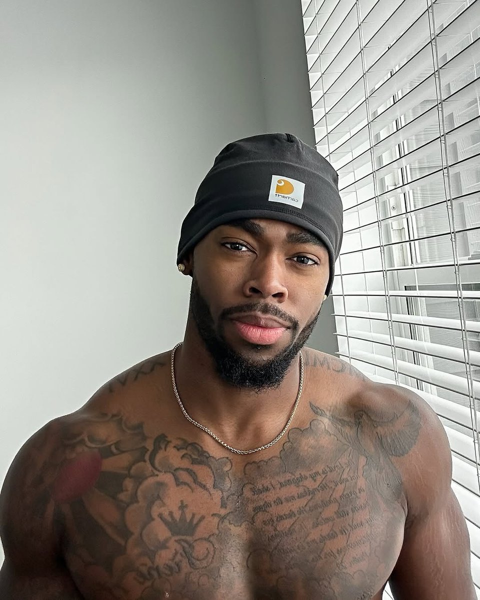BLXCKFITNESS's tweet photo. Ever seen a nigga who's built AND pretty? https://t.co/eP9MX1aSFt