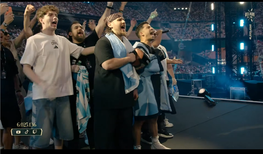 SoyAlpinito's tweet photo. GASTÓN EDUL ENTRO CANTANDO EL HIMNO Y CON LA REMERA DE LAS MALVINAS SON ARGENTINAS

CINE https://t.co/6fiKGxvAC2
