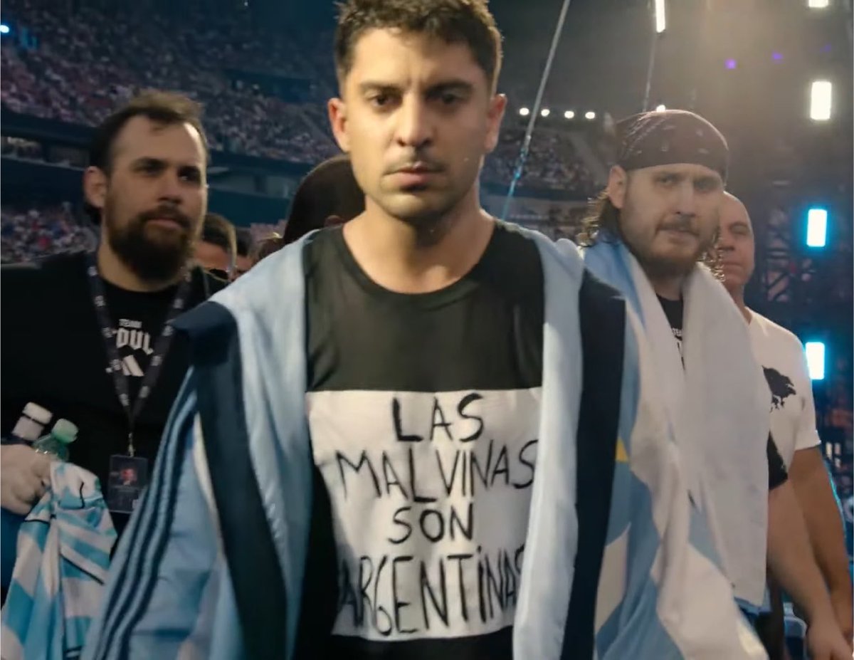 featmoretay's tweet photo. GASTON EDUL ENTRO CON UNA REMERA QUE DICE LAS MALVINAS SON ARGENTINAS 👏🏻👏🏻 https://t.co/mjY92i8bLx