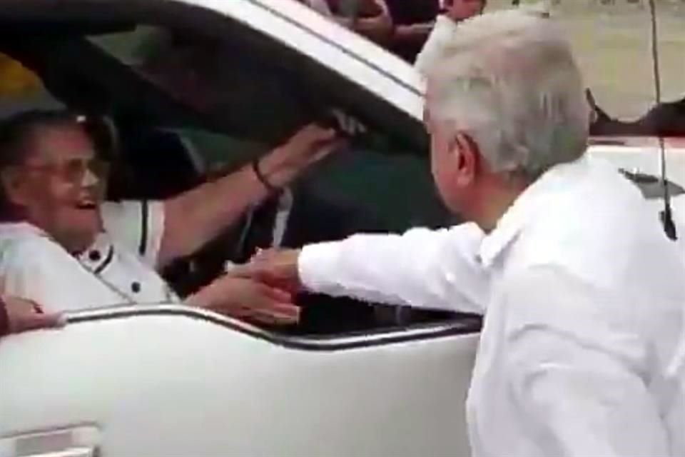 iwebandrew's tweet photo. @NachoRgz Eyyyy ella abrazo muy efusiva a un politiquillo, otros saludan de mano a una señora indefensa jajajajajaja https://t.co/yAjuXwCb2R