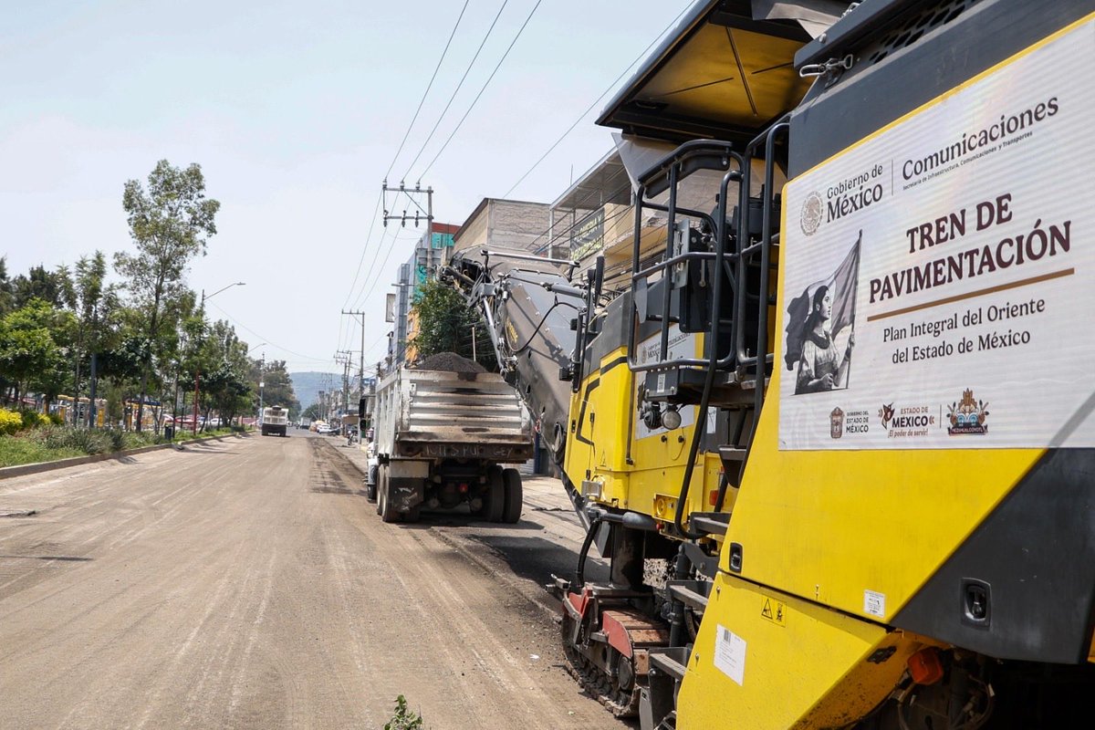 Adolfo_Cerqueda's tweet photo. Seguimos transformando nuestras calles

La repavimentación de la avenida Sor Juana sigue avanzando para que muy pronto vecinas, vecinos y quienes transitan por esta vialidad lo hagan con mayor seguridad y en mejores condiciones.

Trabajamos todos los días para mejorar las calles de nuestro municipio. #PorAmorANeza