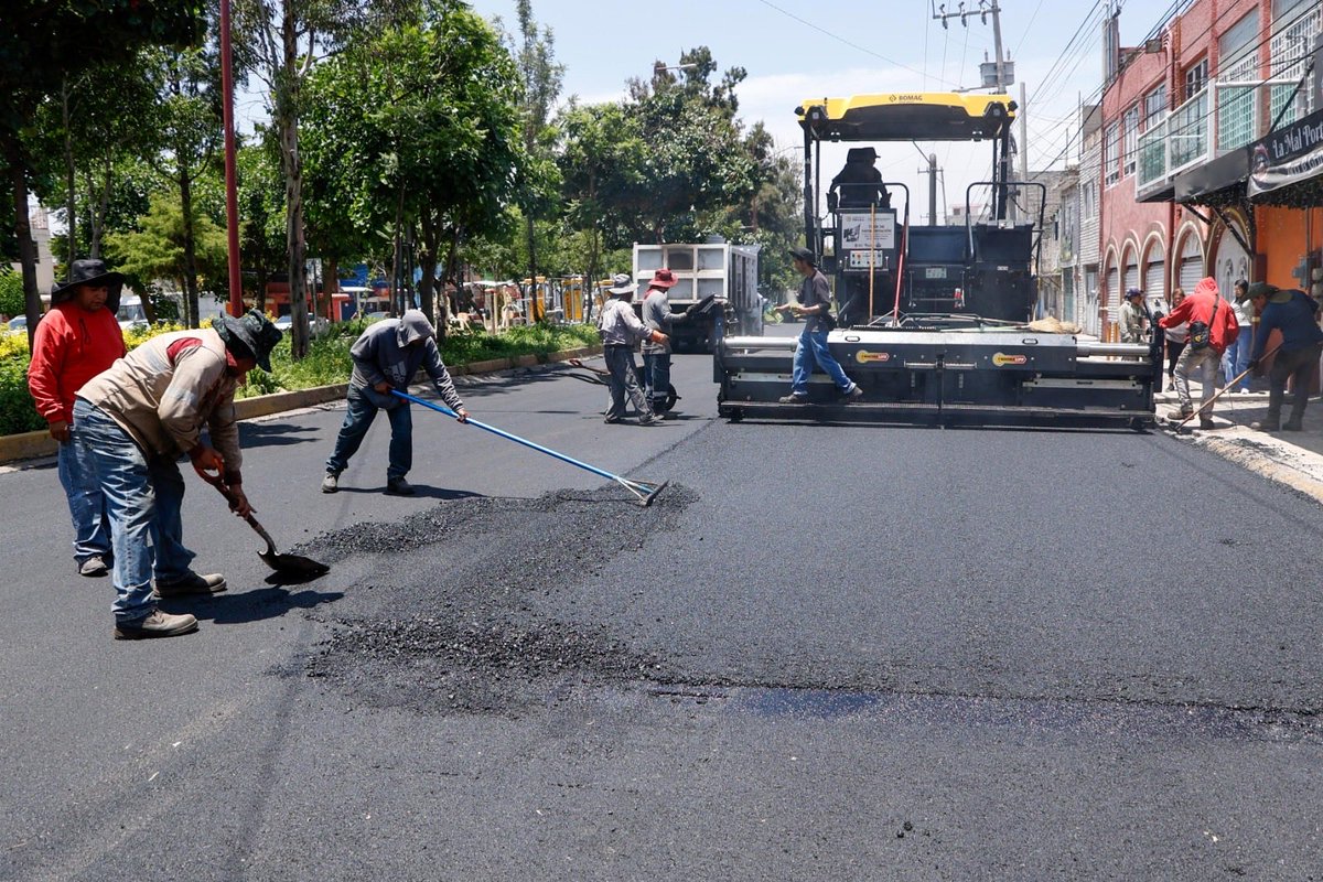 Adolfo_Cerqueda's tweet photo. Seguimos transformando nuestras calles

La repavimentación de la avenida Sor Juana sigue avanzando para que muy pronto vecinas, vecinos y quienes transitan por esta vialidad lo hagan con mayor seguridad y en mejores condiciones.

Trabajamos todos los días para mejorar las calles de nuestro municipio. #PorAmorANeza