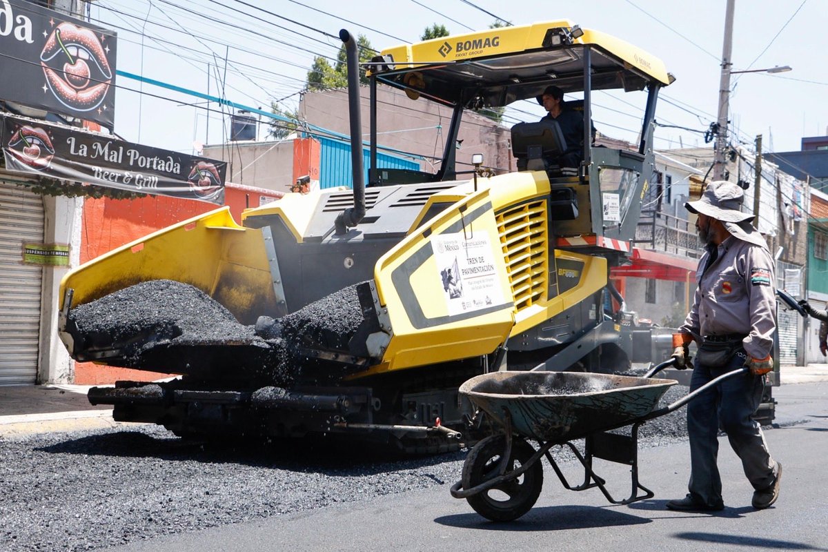 Adolfo_Cerqueda's tweet photo. Seguimos transformando nuestras calles

La repavimentación de la avenida Sor Juana sigue avanzando para que muy pronto vecinas, vecinos y quienes transitan por esta vialidad lo hagan con mayor seguridad y en mejores condiciones.

Trabajamos todos los días para mejorar las calles de nuestro municipio. #PorAmorANeza