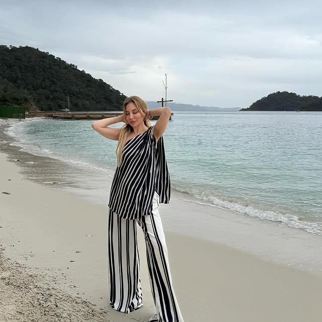 Yasemincli's tweet photo. Stepping out and enjoying the weekend 🤍#xeneaquiz https://t.co/1t1VGPUKA9