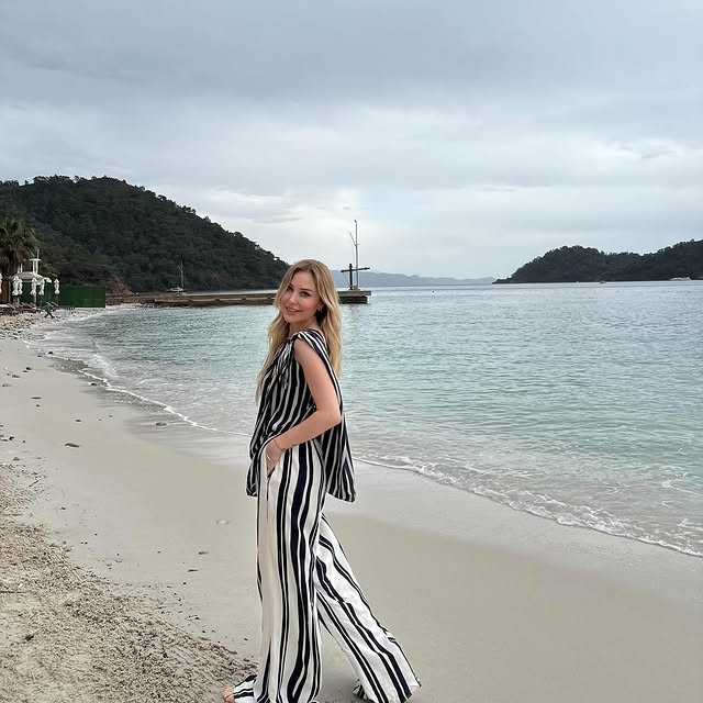 Yasemincli's tweet photo. Stepping out and enjoying the weekend 🤍#xeneaquiz https://t.co/1t1VGPUKA9