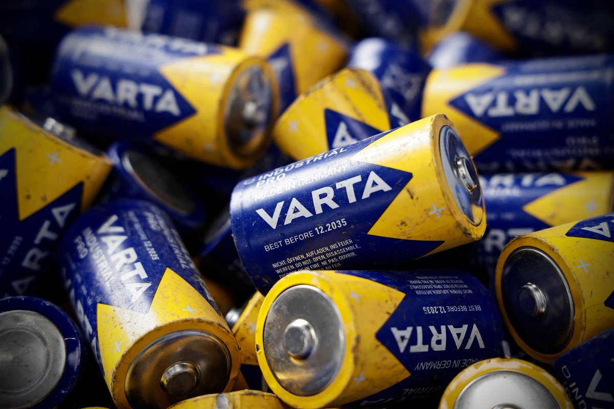 clashreport's tweet photo. German battery maker Varta AG filed for insolvency along with three subsidiaries after shareholders Porsche and Michael Tojner refused to inject fresh capital. 

It's the company's second collapse in under two years.

The killer blow came in May when Apple dropped Varta as its AirPods battery supplier for cheaper Chinese ones, forcing the Nördlingen plant to close and 350 jobs to go.