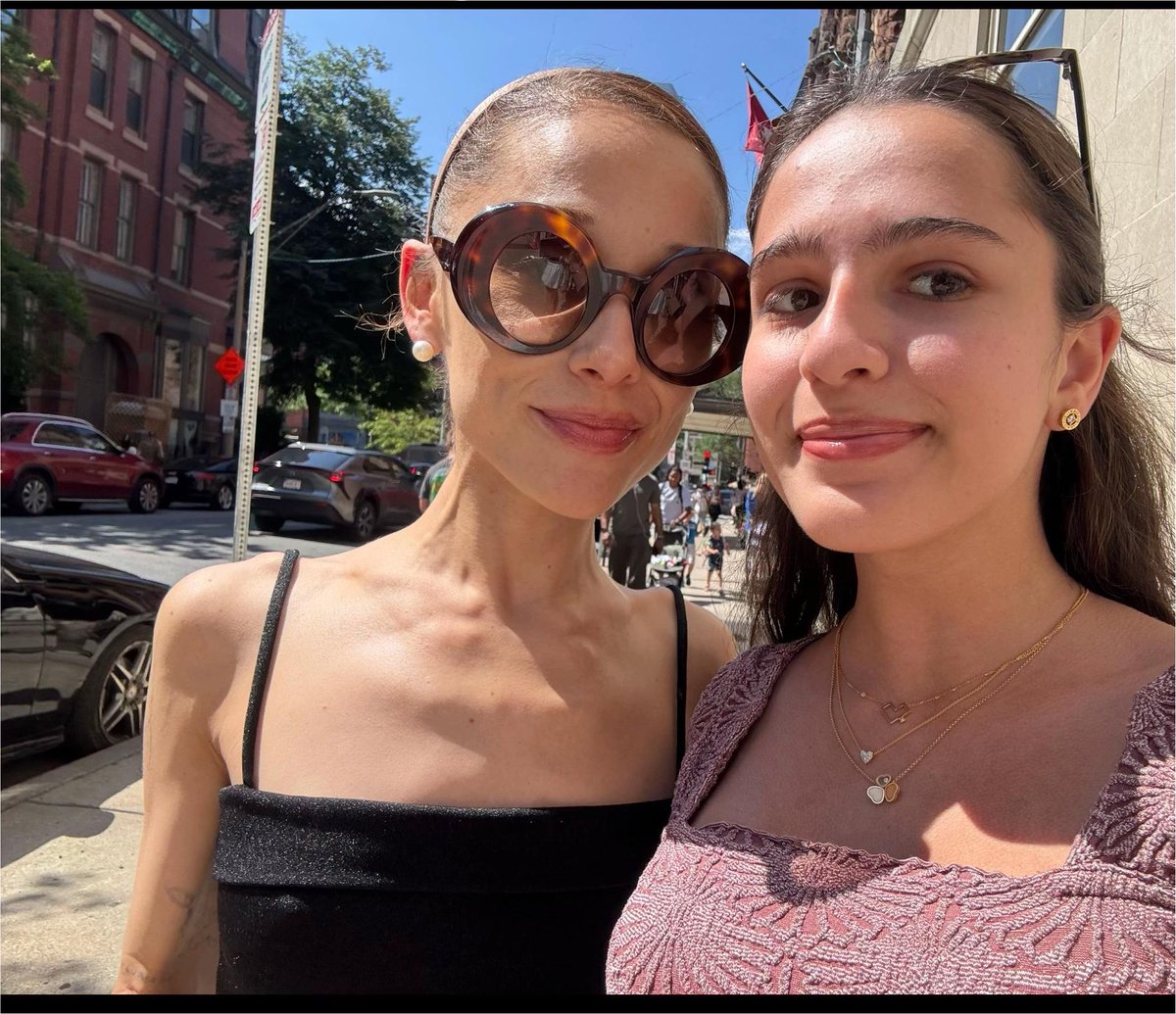 getwellsoonsies's tweet photo. alert 🚨 : new fabulous picture of Ariana with a fan has dropped !!! 

(liliannaalireza on tiktok) https://t.co/EC6fll8QpW