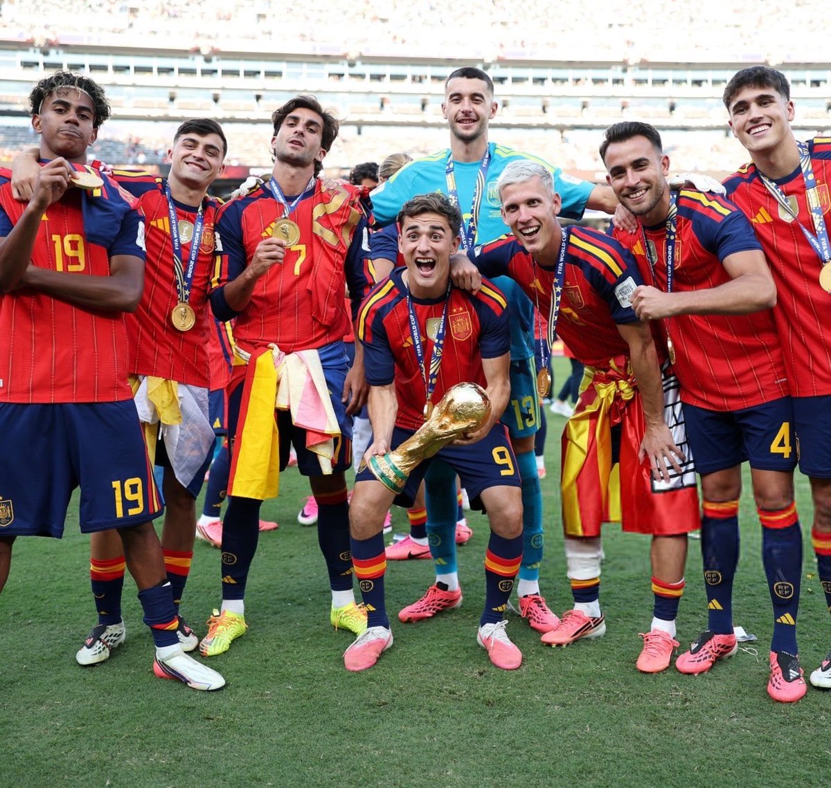 idloscules's tweet photo. Liat Spanyol yang akhirnya menjadi juara, yang diisi banyak pemain Barça, Hansi Flick jelas sangat bangga

Masih inget waktu kemarin akhir musim menjelang pengumuman daftar panggilan timnas, Flick berkata di konpers—ini adalah momen sangat penting bagi para pemainnya untuk menunjukkan siapa diri mereka

Bicara sebuah nama, Gavi menjadi nama yang menonjol. Bagaimana Flick memberikan menit bermain untuknya padahal baru pulih dari cedera operasi dan Gavi pun berhasil memanfaatkan kesempatan itu dengan menunjukkan performanya yang cukup baik

Kalo gak dikasih kesempatan sama Flick kemarin kemungkinan besar Gavi gak bakal dapet panggilan timnas