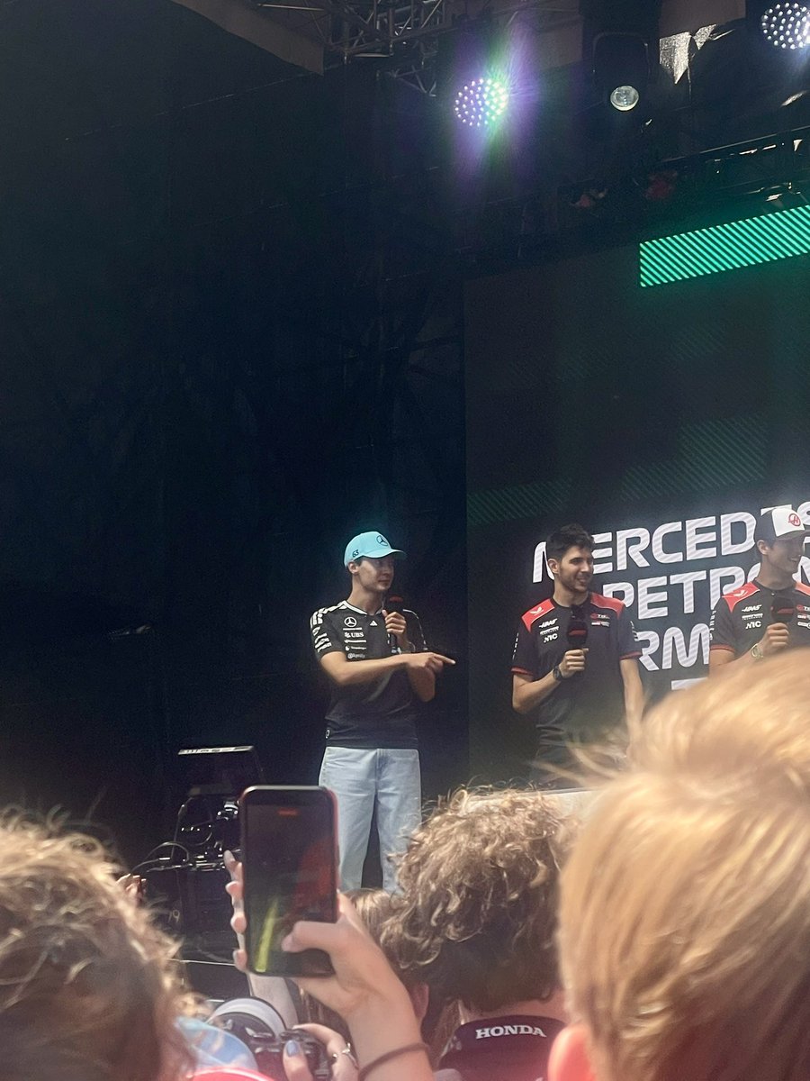 anendlessfire's tweet photo. anyway enough crying. here are some of my george pics from the fan stage today https://t.co/RAUvomuMsb