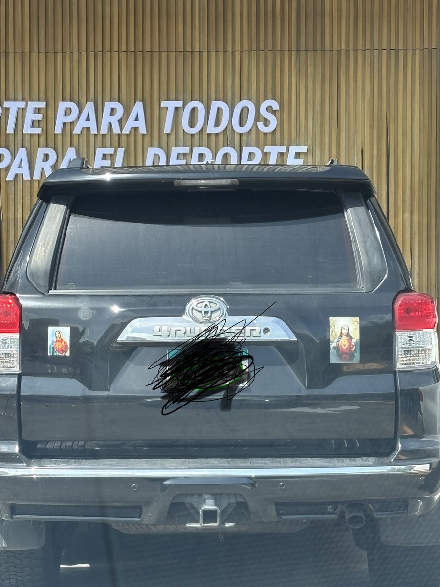 WinnieBarda's tweet photo. El chofer de este carro debe ser bien agresivo al volante. 
No tengo pruebas pero tampoco dudas 🥹🤭 https://t.co/KaddSnst6p