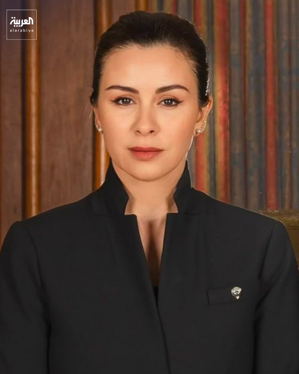 AlArabiya's tweet photo. سفيرة الكويت في واشنطن: ادعاءات صحيفة "وول ستريت جورنال" بشأن مشاركة الكويت في العمليات ضد إيران "باطلة جملة وتفصيلاً"

======

🔴 وكالة الأنباء الكويتية قالت إن سفيرة دولة الكويت لدى الولايات المتحدة الشيخة الزين الصباح بعثت برسالة رسمية إلى هيئة تحرير صحيفة وول ستريت جورنال رداً على تقرير تضمن ادعاءات باطلة جملة وتفصيلاً بشأن مشاركة دولة الكويت في عمليات عسكرية ضد إيران.

🔴 سفيرة الكويت قالت في رسالتها إن ما ورد في التقرير الذي نُشر بتاريخ 24 يوليو الجاري لا يمت إلى الحقيقة بصلة.

🔴 السفيرة أكدت أن "الادعاءات الواردة فيه باطلة جملة وتفصيلاً" مشددة على أن دولة الكويت لم تشارك في أي عمليات عسكرية ضد إيران كما لم تسمح باستخدام أراضيها أو مجالها الجوي أو مياهها الإقليمية لشن أي عمليات هجومية ضد أي دولة مجاورة.

🔴 السفيرة جددت التأكيد على أن "موقف دولة الكويت كان ولا يزال ثابتاً وواضحاً وعلنياً طوال الأزمة الإقليمية الراهنة ويرتكز على مبادئ راسخة تتمثل في احترام القانون الدولي وصون سيادة الدول وتعزيز علاقات حسن الجوار وتسوية النزاعات بالوسائل السلمية من خلال الحوار والدبلوماسية".

🔴 السفيرة أوضحت أن "دولة الكويت بحكم موقعها في المنطقة تحملت على مدى عقود التكاليف الإنسانية والاقتصادية الباهظة للنزاعات وتؤمن بأن الأمن الإقليمي لا يتحقق عبر التصعيد وإنما من خلال خفض التوتر وضبط النفس والانخراط في حوار دبلوماسي جاد ومستدام، وهي المبادئ التي ما زالت تشكل الأساس الذي تستند إليه السياسة الخارجية لدولة الكويت".

🔴 سفيرة الكويت دعت صحيفة وول ستريت جورنال إلى تصحيح ما ورد في التقرير بما يعكس حقيقة موقف دولة الكويت وسياساتها، مؤكدة أن الدقة في نقل الوقائع، لا سيما في ظل التوترات الإقليمية، ليست مجرد مسؤولية صحفية بل تمثل ضرورة للحفاظ على الاستقرار الإقليمي ولضمان عدم تضليل الرأي العام بشأن القضايا المتعلقة بالسلم والأمن الدوليين.

من العربية